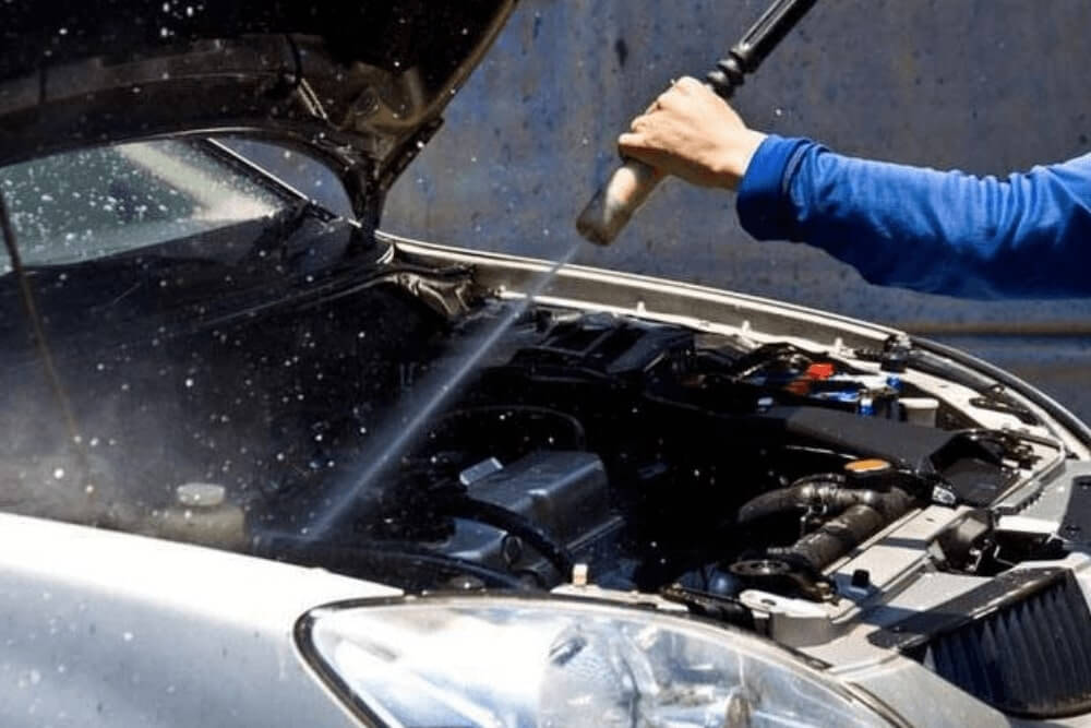 Como lavar o motor do carro sem prejudicálo veja dicas importantes