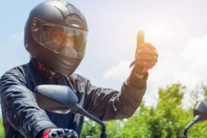 Confira 5 dicas para motociclistas iniciantes evitarem acidentes no trânsito