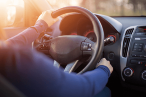 Veja 5 coisas que os motoristas não devem fazer no carro