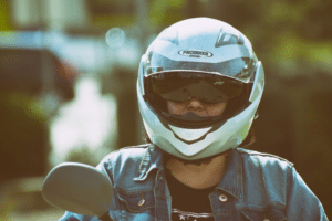 motociclista-com-capacete