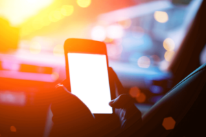 Motorista pode levar multa por conta do suporte de celular no carro?