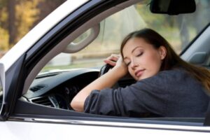 Dicas Essenciais para Evitar o Sono no Volante e Dirigir com Segurança