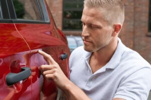 Quais Hábitos Aparentemente Inofensivos Prejudicam Seu Carro?