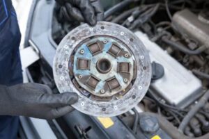Como Aumentar a Vida Útil da Embreagem do Seu Carro