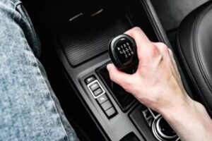 Carro com marcha pesada? Veja o que pode causar esse problema