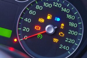 O que significa cada luz do painel do carro? Guia completo