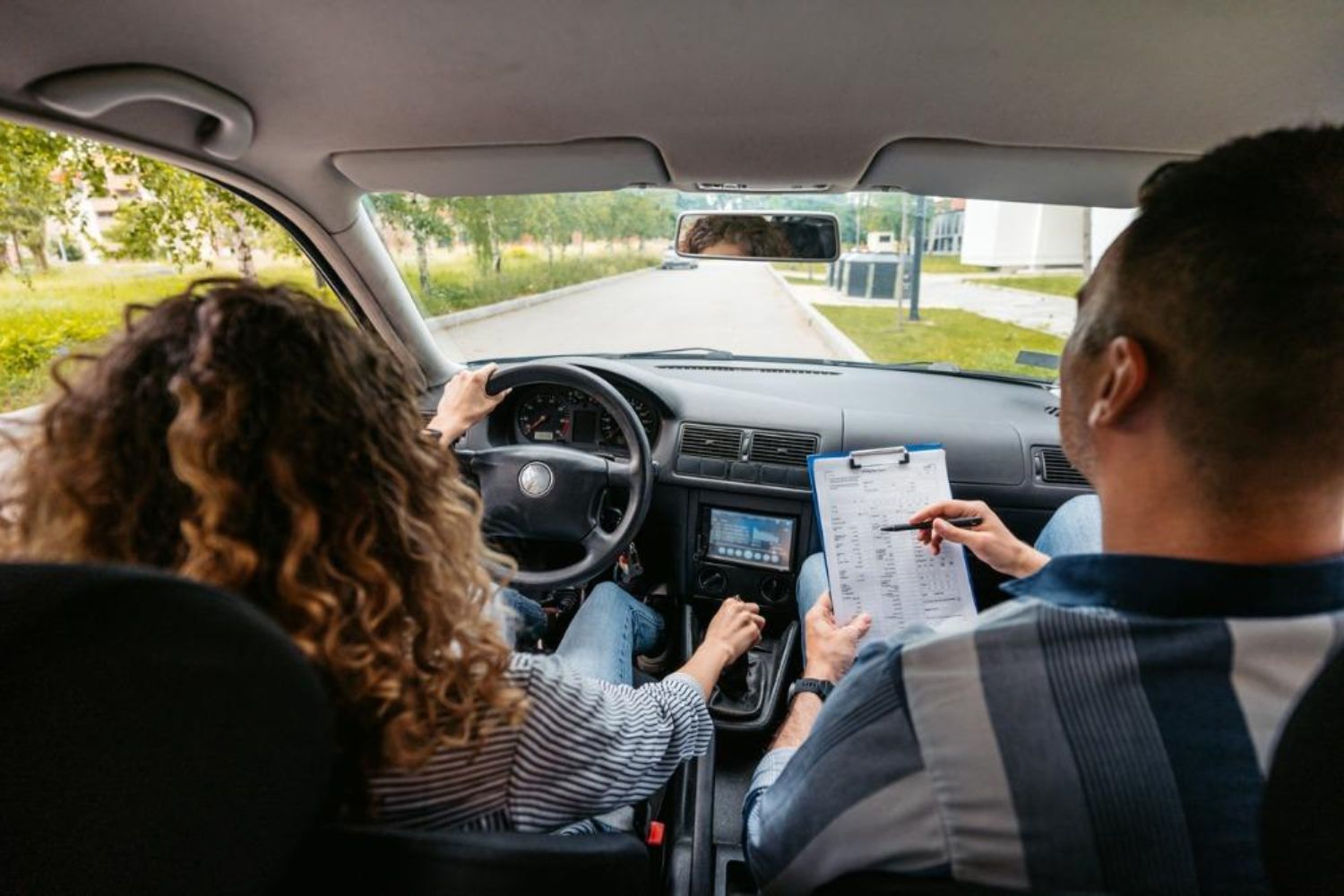 Quem tira CNH em carro automático pode dirigir carro manual? Veja a regra em 2026